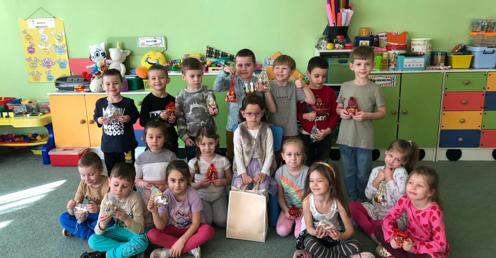 Rówieśnicy z Anastazją pozują do zdjęcia.