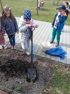 Kolejna dziewczynka próbuje swoich sił w kopaniu.