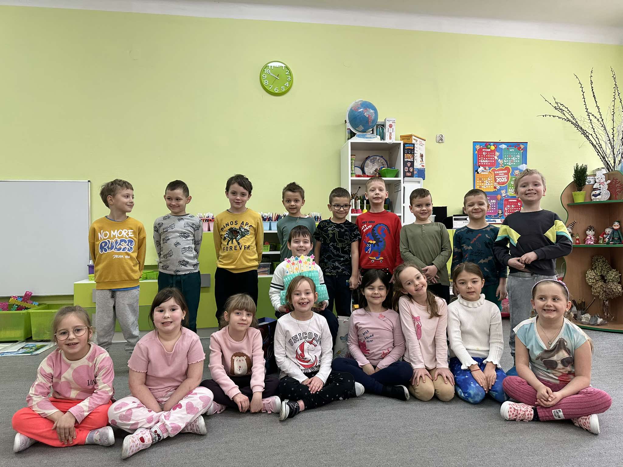 Dzieci pozują do wspólnego zdjęcia z okazji urodzin kolegi.
