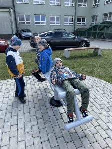 Chłopcy ćwiczą na siłowni plenerowej.