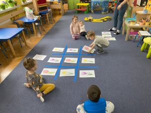 chłopiec kończy układanie kwiatów według kodu, wszystkie pola są zapełnione