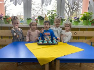 grupa dzieci wraz z solenizantem pozują do zdjecia