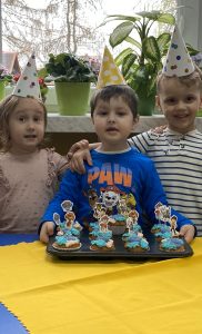 solenizant z kolegą i koleżanką pozują do zdjęcia