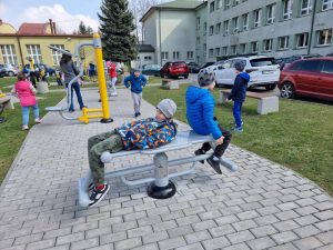 Dzieci ćwiczą na siłowni plenerowej.