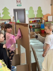 Dzieci odgrywają scenę z bajki pt. trzy świnki.