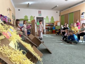 Dzieci odgrywają scenę z bajki pt. trzy świnki.