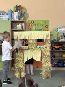 Dzieci odgrywają scenę z bajki pt. trzy świnki.