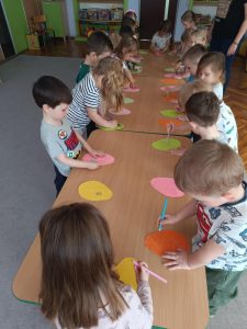 Stokrotki przygotowują dekoracje wielkanocne 
