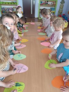 Stokrotki przygotowują dekoracje wielkanocne 