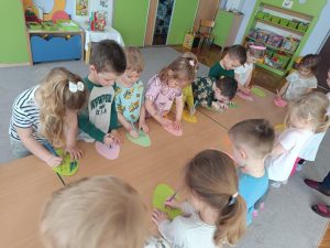 Stokrotki przygotowują dekoracje wielkanocne 