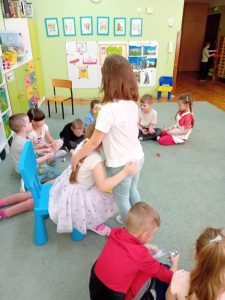Koleżanka składając życzenia solenizantce mocno ją przytula.