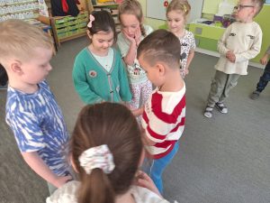 SOlenizant częstuje kolegę urodzinowymi słodyczami.