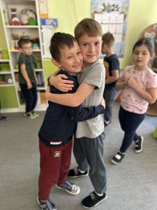 Dwóch chłopców w przyjacielskim uścisku.
