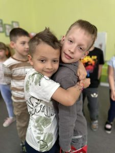 Solenizant pozuje do zdjęcia z kolegą z grupy.
