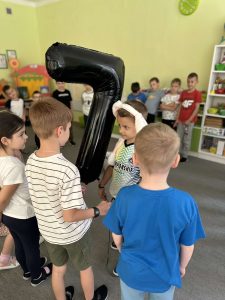 Dzieci składają życzenia solenizantowi.