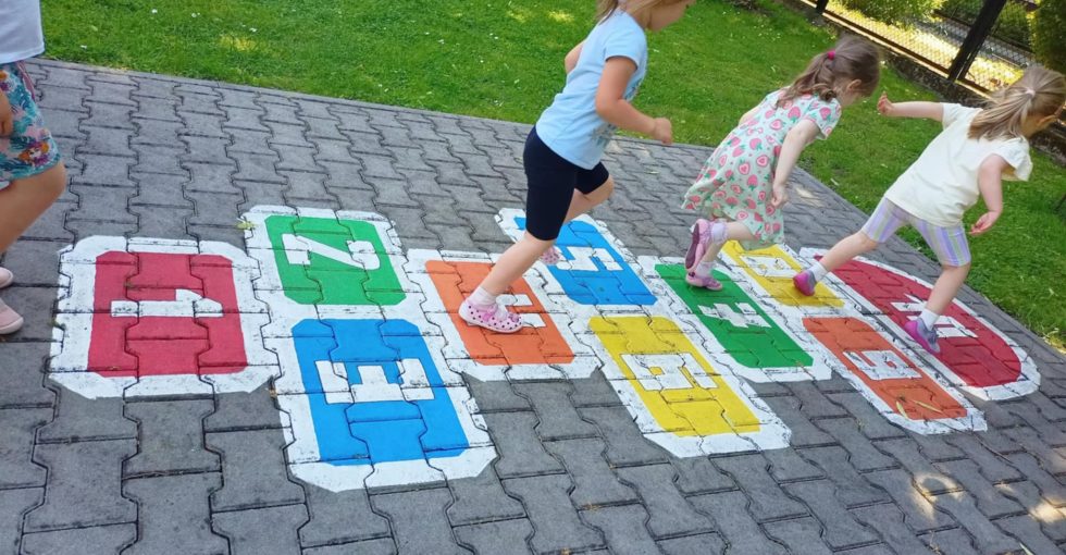 Zabawy Stokrotek w klasy na ogrodzie przedszkolnym.