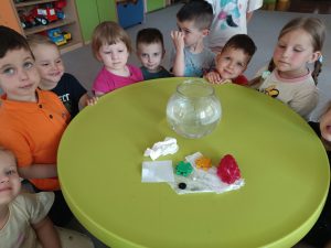 Co pływa? Co tonie? - zabawy badawcze "Stokrotek"